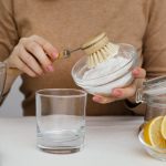 Pare de lavar tudo com bicarbonato de sódio: 5 superfícies da casa que o produto pode arruinar impiedosamente pare-de-lavar-tudo-com-bicarbonato-de-sodio-5-superficies.jpg