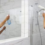 salvar-a-sua-cabina-de-duche-do-calcario-truques-economicos.jpg